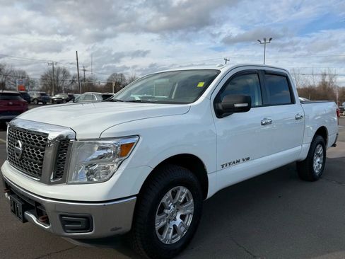 Used 2018 Nissan Titan SV image 3