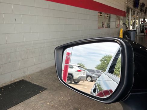 Used 2025 Nissan Versa SV FWD image 18