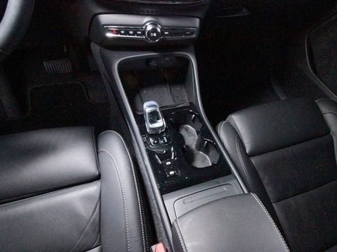 Certified 2025 Volvo XC40 B5 Plus image 9