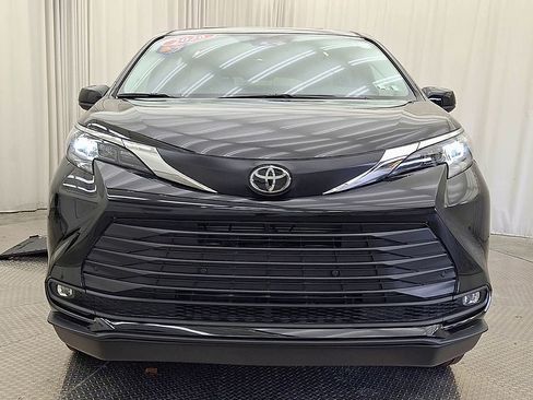 Used 2026 Toyota Sienna XLE FWD image 9