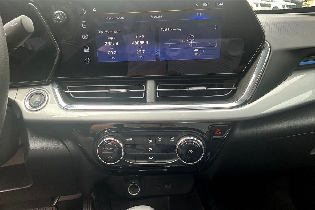 Used 2025 Chevrolet Trax LT FWD image 14