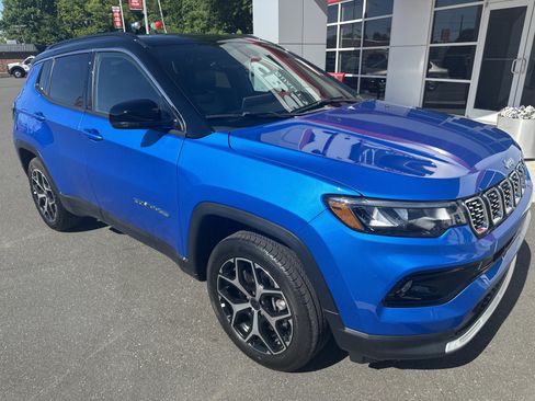 Used 2025 Jeep Compass Limited AWD/4WD image 2
