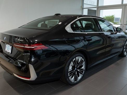 Used 2026 BMW 530i xDrive w/ Premium Package image 5