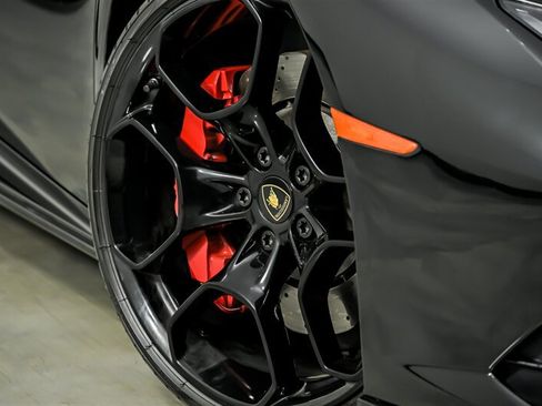 Used 2021 Lamborghini Huracan EVO RWD image 3