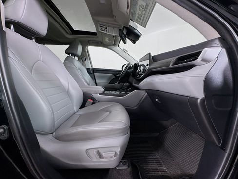 Used 2023 Toyota Highlander XLE AWD/4WD image 29