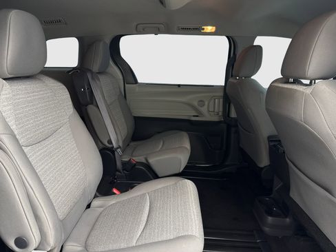 Used 2022 Toyota Sienna LE image 45