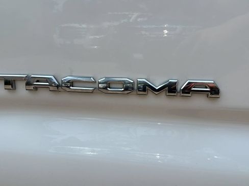 Used 2020 Toyota Tacoma SR5 AWD/4WD image 23