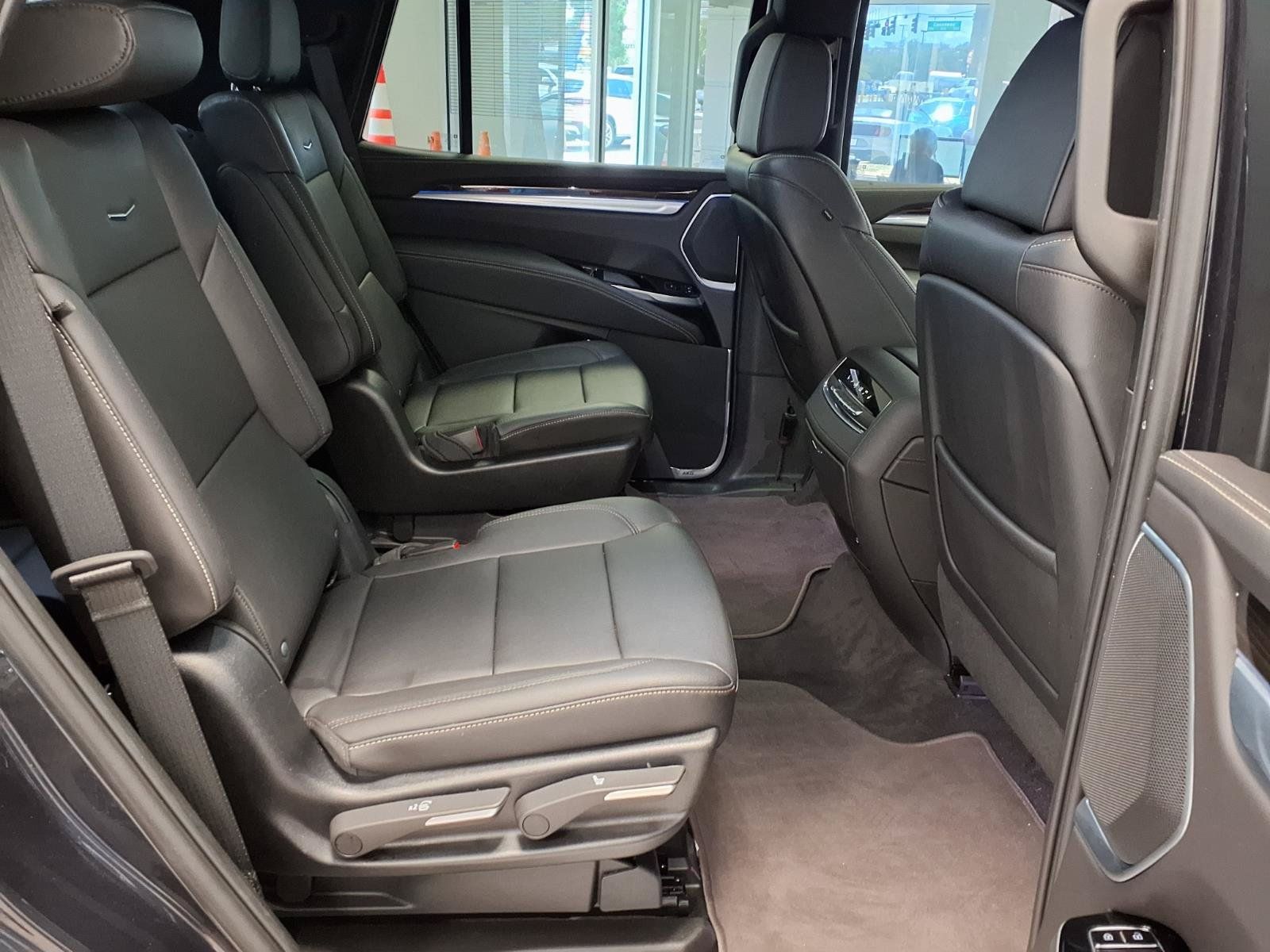 Used 2025 Cadillac Escalade Luxury RWD image 14
