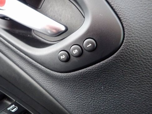 Used 2019 Jeep Cherokee Limited w/ Technology Group AWD/4WD image 2