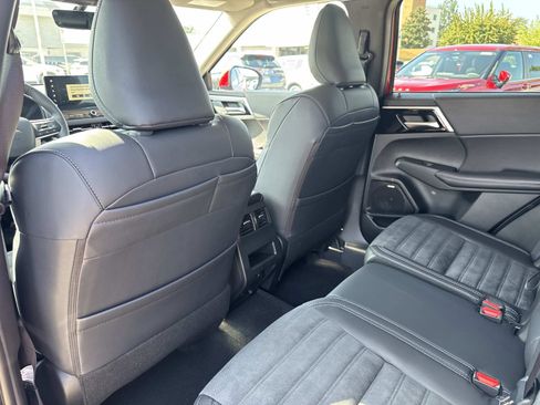 New 2025 Mitsubishi Outlander SE image 12