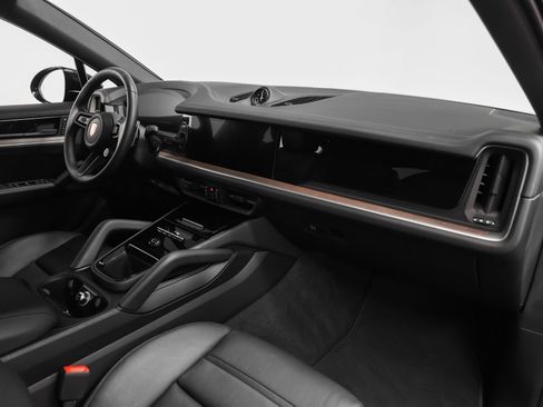 Certified 2024 Porsche Cayenne Coupe AWD/4WD image 23