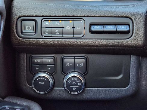 Used 2021 GMC Yukon Denali w/ Denali Premium Package image 28