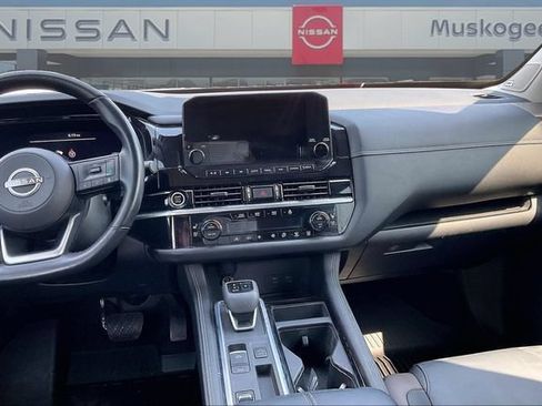 Used 2023 Nissan Pathfinder Platinum FWD image 9