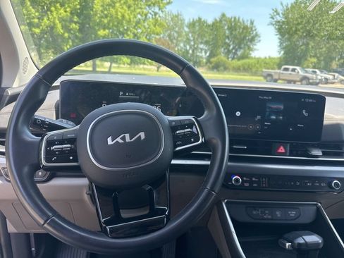 Used 2025 Kia Carnival FWD image 11