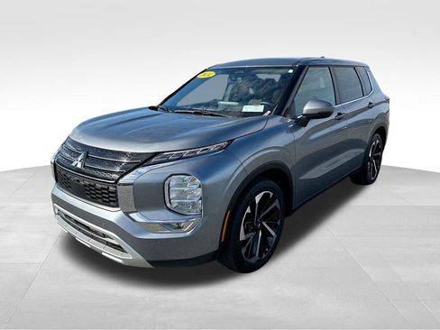 Used 2024 Mitsubishi Outlander SE image 3