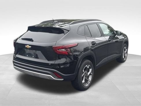 Used 2025 Chevrolet Trax LT w/ LT Convenience Package FWD image 2