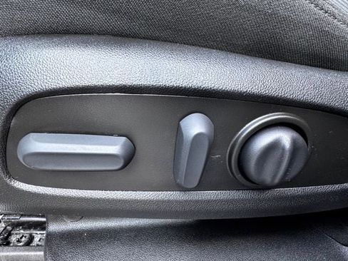 Used 2023 Chevrolet Traverse LT w/ Rear Camera Mirror Package image 31