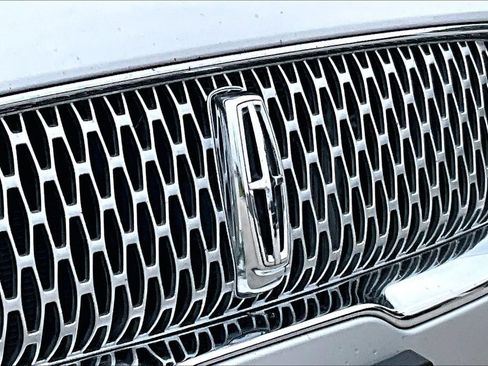 Used 2019 Lincoln Nautilus Premier AWD/4WD image 11