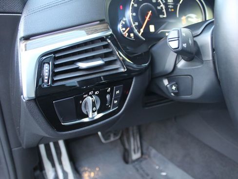 Used 2018 BMW 640i Gran Turismo xDrive image 33