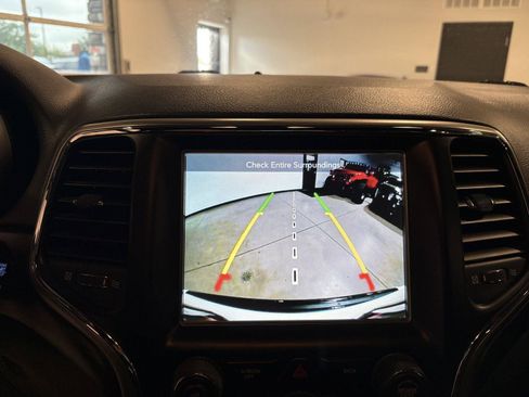 Used 2017 Jeep Grand Cherokee Altitude AWD/4WD image 35