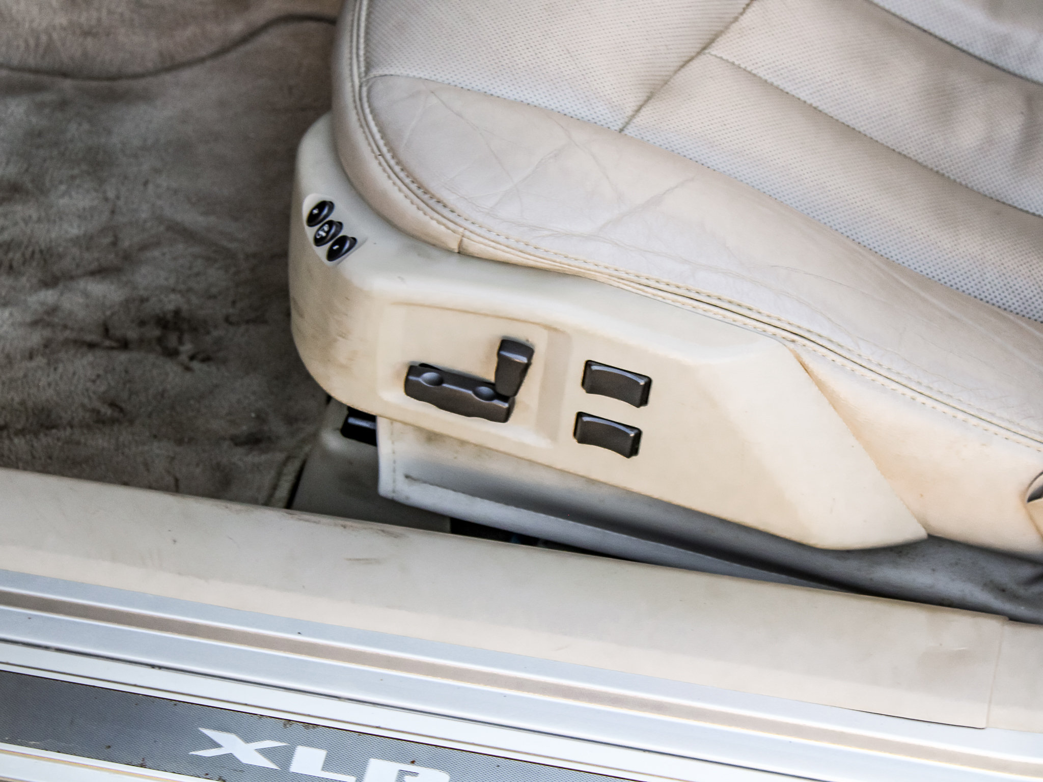 Used 2004 Cadillac XLR RWD image 21