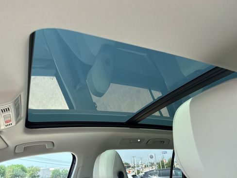 Used 2024 Volkswagen Tiguan SE FWD image 12