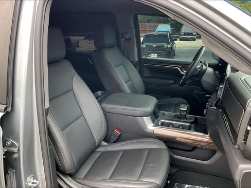 Used 2024 Chevrolet Silverado 1500 LT Trail Boss w/ Convenience Package II AWD/4WD image 8