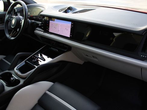 Certified 2025 Porsche Cayenne S image 28