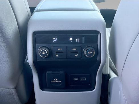 Used 2023 GMC Acadia SLT w/ Technology Package AWD/4WD image 27