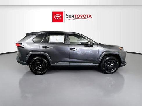 Used 2022 Toyota RAV4 LE FWD image 2