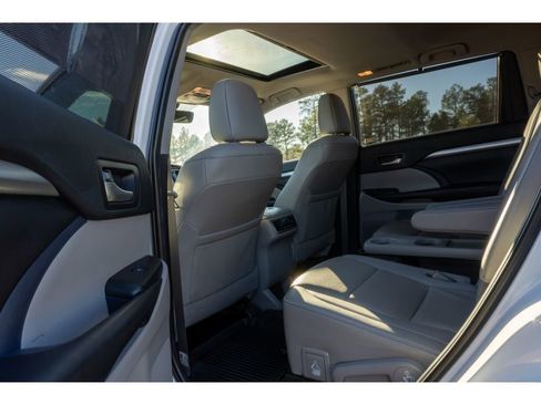 Used 2019 Toyota Highlander XLE image 13