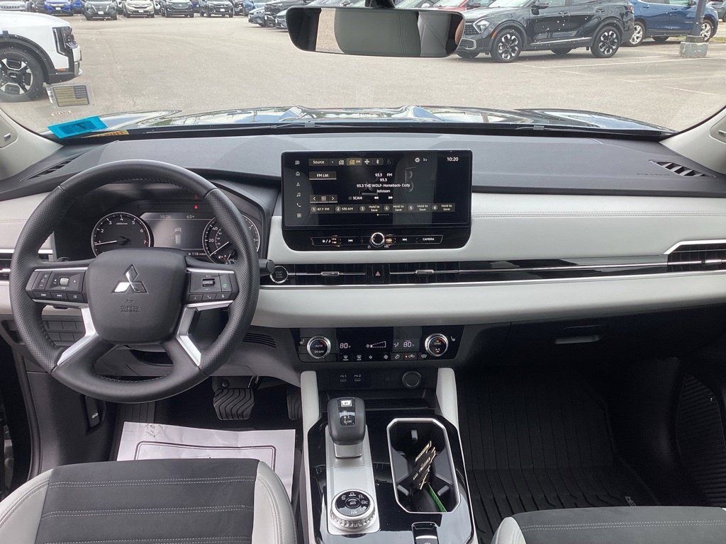 Used 2025 Mitsubishi Outlander AWD image 16