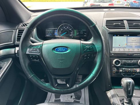 Used 2018 Ford Explorer XLT w/ Equipment Group 202A FWD image 13