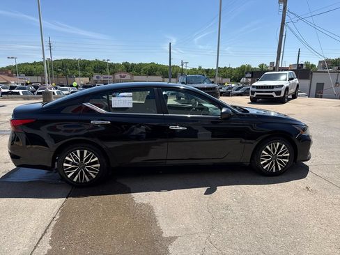 Used 2024 Nissan Altima 2.5 SV FWD image 6