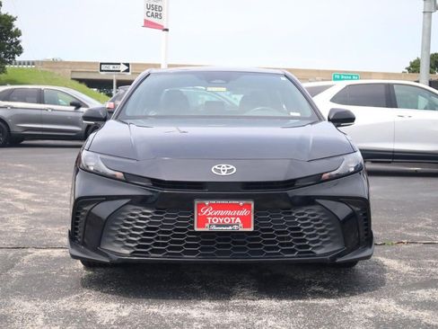 Used 2025 Toyota Camry SE FWD image 3