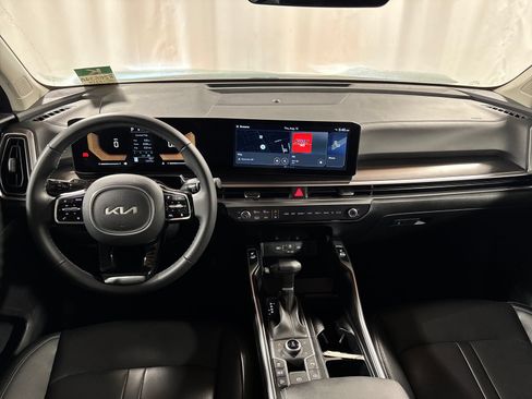 Certified 2025 Kia Sorento EX w/ Panoramic Sunroof Package AWD/4WD image 4