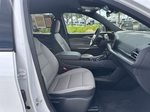 Used 2025 Chevrolet Traverse LT FWD image 22