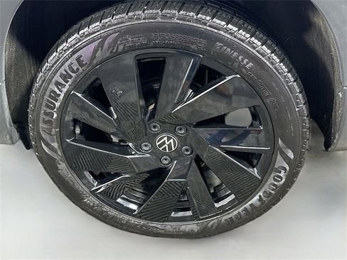 Used 2024 Volkswagen Taos SE image 30