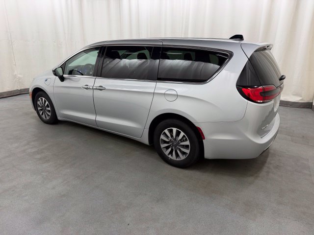Used 2024 Chrysler Pacifica Limited FWD image 4