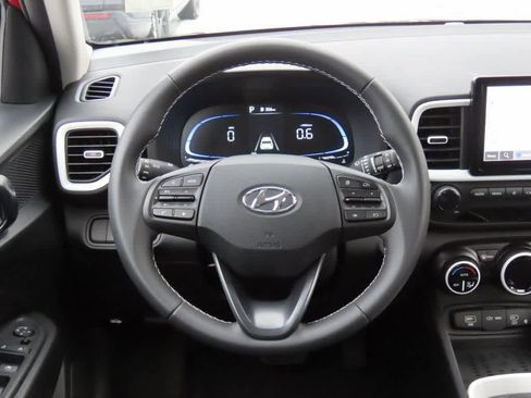 Used 2025 Hyundai Venue Limited image 18