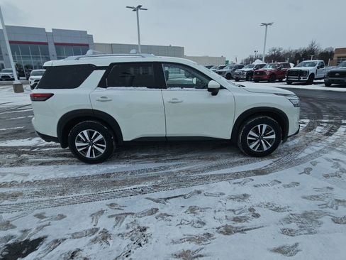 Used 2023 Nissan Pathfinder SL image 2