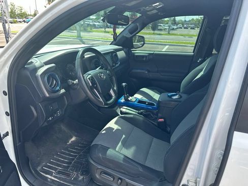 Used 2020 Toyota Tacoma TRD Off-Road w/ Technology Package AWD/4WD image 13