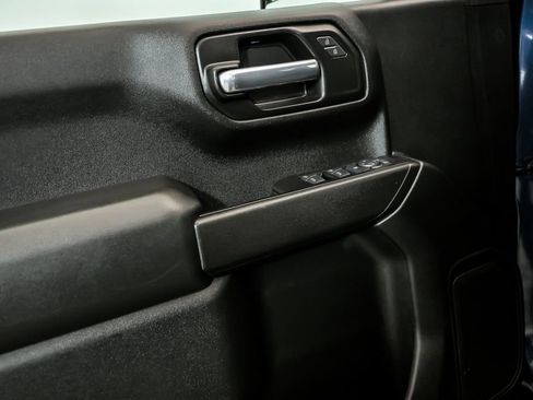 Used 2020 Chevrolet Silverado 1500 Custom w/ Custom Value Package AWD/4WD image 9