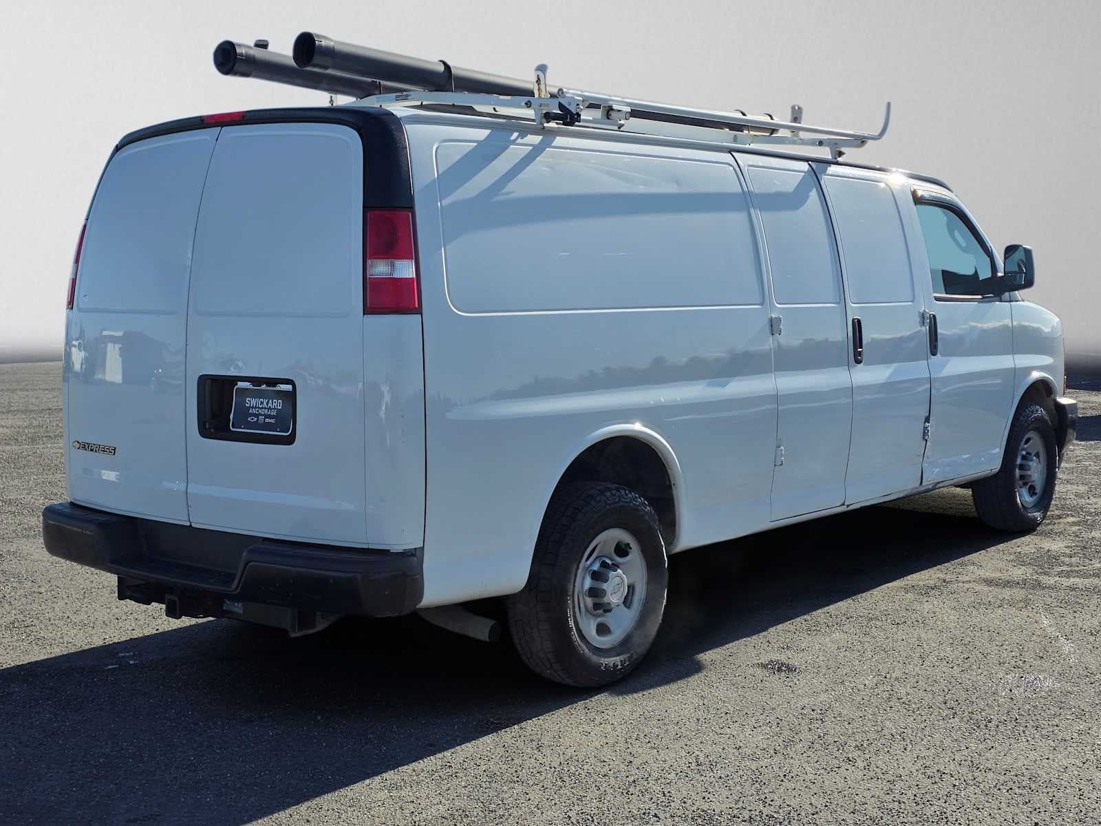 Used 2017 Chevrolet Express 3500 Extended RWD image 3