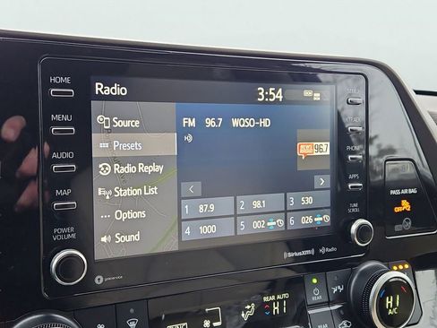 Used 2020 Toyota Highlander XLE image 30