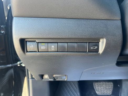 Used 2022 Toyota Venza LE AWD/4WD image 14