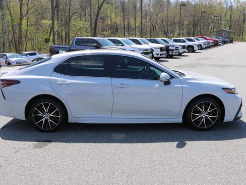 Used 2024 Toyota Camry SE FWD image 9