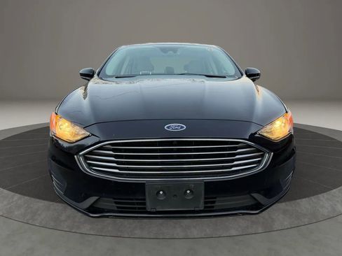 Used 2020 Ford Fusion SE image 2