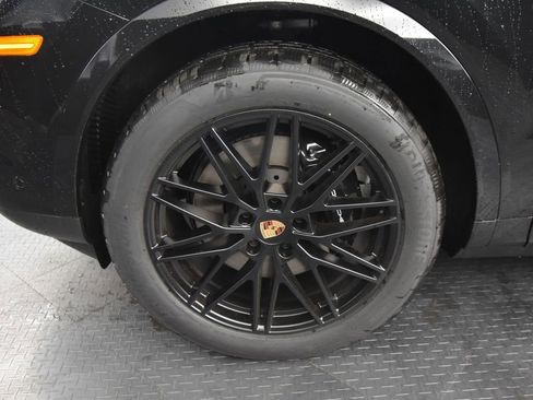 Used 2025 Porsche Cayenne AWD/4WD image 13