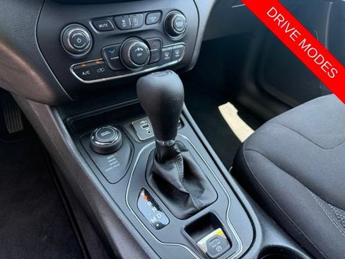 Used 2021 Jeep Cherokee Latitude AWD/4WD image 15